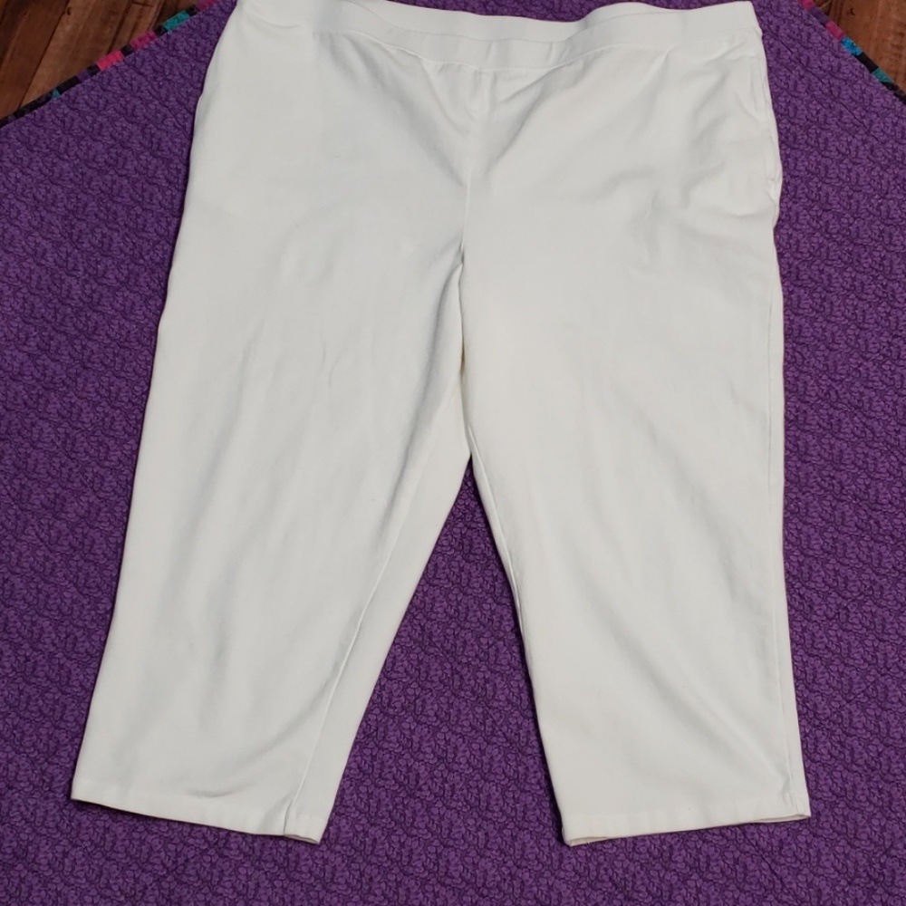 White Suprema Capris